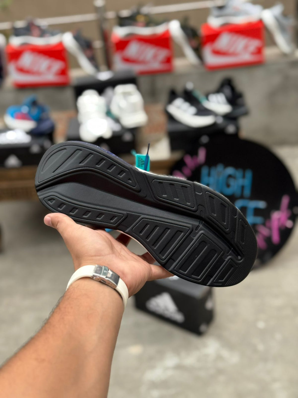 ADI SHOES MADE IN VEITNAM