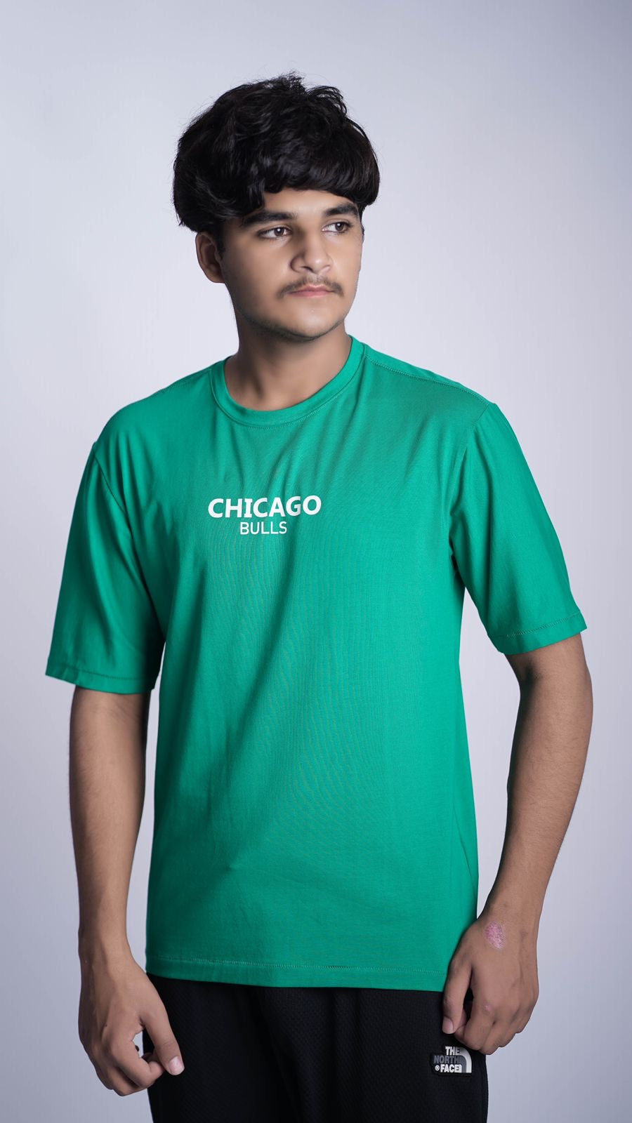 CHICAGGO BULLS DOWNSHOULER 100% HYBRID T-SHIRT