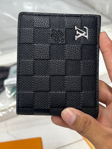 19  LOUIS VUITTON PREMIUM WALLET